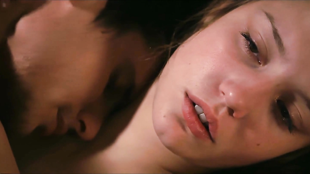 Adele Exarchopoulos and Lea Seydoux Lesbian Sex Porno Seen in Blue is the Warmest Color - 2013